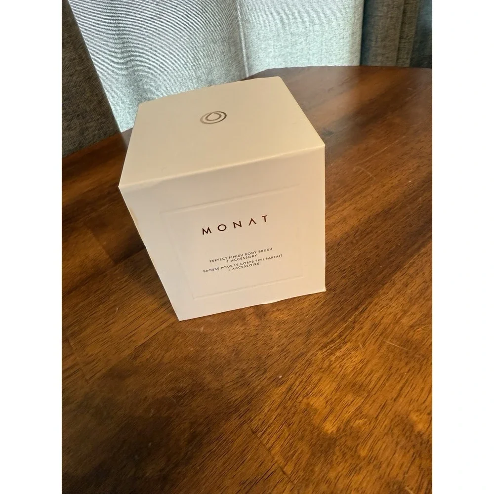 Monat Shimmering Radiance Body Luminizer & Perfect Finish Body Brush Illuminizer
